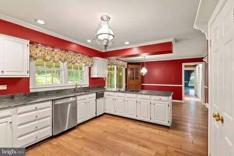 Kitchen - 4560 Lynn Forest Dr, Gainesville, VA 20155 photo 5 of 5