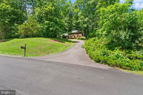 Exterior - 4560 Lynn Forest Dr, Gainesville, VA 20155 photo 4 of 22