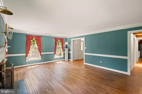 Living - 4560 Lynn Forest Dr, Gainesville, VA 20155 photo 3 of 7