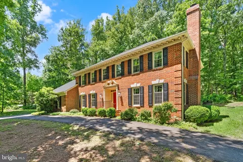 Exterior - 4560 Lynn Forest Dr, Gainesville, VA 20155 photo 2 of 22