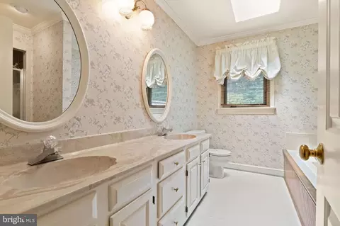 Bath - 4560 Lynn Forest Dr, Gainesville, VA 20155 photo 4 of 7