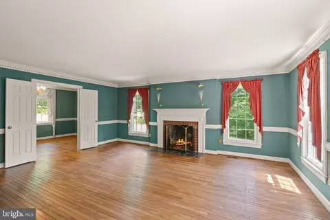 Living - 4560 Lynn Forest Dr, Gainesville, VA 20155 photo 1 of 7