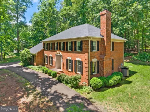 Exterior - 4560 Lynn Forest Dr, Gainesville, VA 20155 photo 11 of 22
