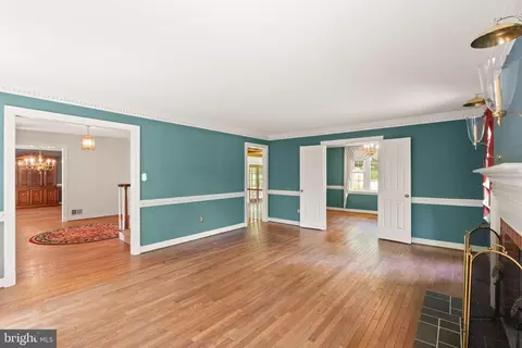 Living - 4560 Lynn Forest Dr, Gainesville, VA 20155 photo 2 of 7