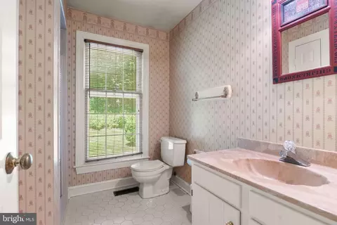 Bath - 4560 Lynn Forest Dr, Gainesville, VA 20155 photo 2 of 7