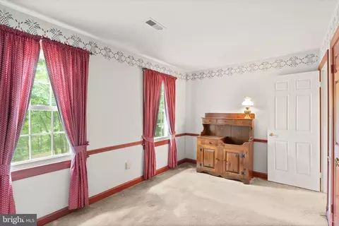 Bedroom - 4560 Lynn Forest Dr, Gainesville, VA 20155 photo 4 of 10