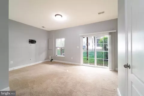 Living - 4713 Potomac Highlands Cir, Triangle, VA 22172 photo 1 of 4