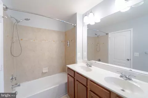 Entry Way - 4713 Potomac Highlands Cir, Triangle, VA 22172 photo 9 of 11