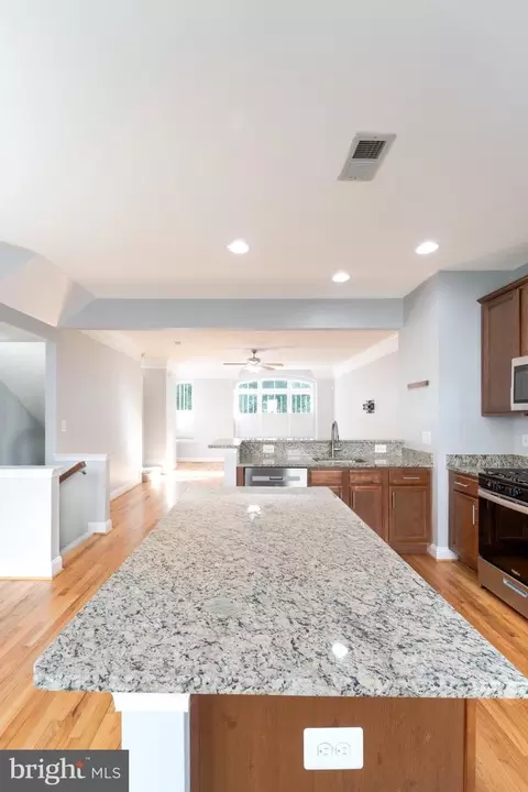 Kitchen - 4713 Potomac Highlands Cir, Triangle, VA 22172 photo 5 of 6