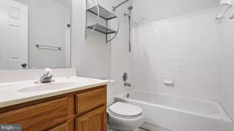 Entry Way - 4238 Ashmere Cir, Dumfries, VA 22025 photo 6 of 7