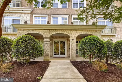 810 Belmont Bay Dr #302, Woodbridge, VA 22191