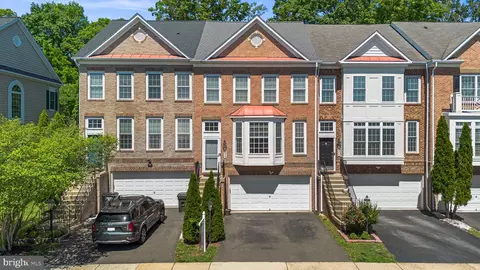 17572 Victoria Falls Dr, Dumfries, VA 22025