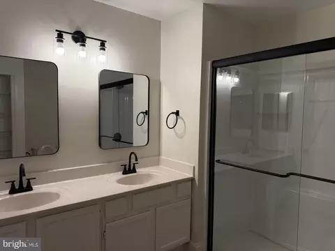 Bath - 7859 Apache Ridge Ct, Manassas, VA 20109 photo 3 of 4