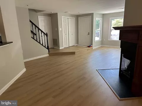 Living - 7859 Apache Ridge Ct, Manassas, VA 20109 photo 2 of 4