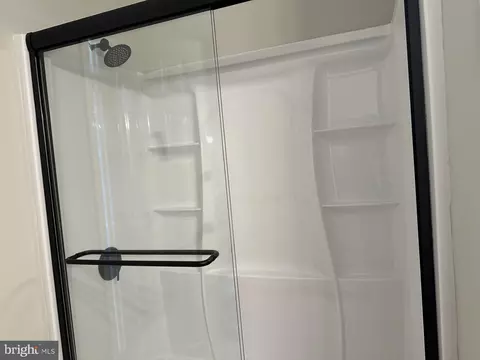 Bath - 7859 Apache Ridge Ct, Manassas, VA 20109 photo 4 of 4