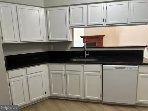 Kitchen - 7859 Apache Ridge Ct, Manassas, VA 20109 photo 4 of 5