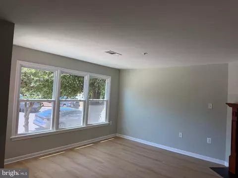 Living - 7859 Apache Ridge Ct, Manassas, VA 20109 photo 3 of 4
