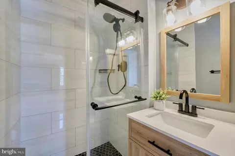 Bath - 12488 Skipper Cir, Woodbridge, VA 22192 photo 2 of 2