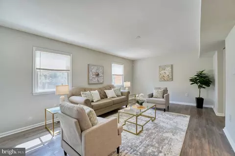 Living - 12488 Skipper Cir, Woodbridge, VA 22192 photo 2 of 5