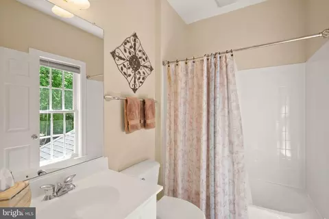 Bath - 5634 Lick River Ln, Gainesville, VA 20155 photo 5 of 7