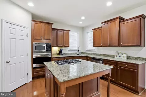 Kitchen - 15208 Santander Dr, Gainesville, VA 20155 photo 3 of 4