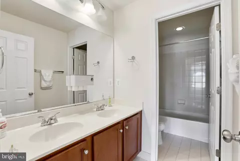 Bath - 15208 Santander Dr, Gainesville, VA 20155 photo 1 of 1