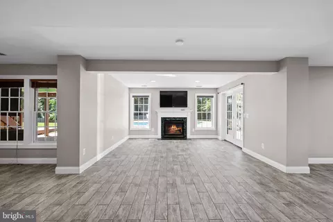 Living - 12923 Champlain Dr, Manassas, VA 20112 photo 16 of 18