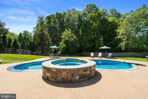 Exterior - 12923 Champlain Dr, Manassas, VA 20112 photo 15 of 34