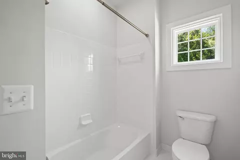 Bath - 12923 Champlain Dr, Manassas, VA 20112 photo 12 of 15
