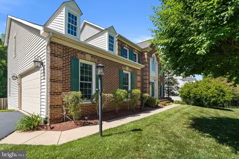 Exterior - 12923 Champlain Dr, Manassas, VA 20112 photo 9 of 34