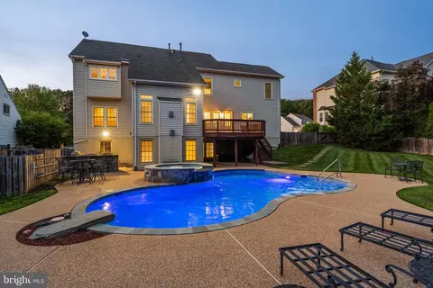 Exterior - 12923 Champlain Dr, Manassas, VA 20112 photo 5 of 34