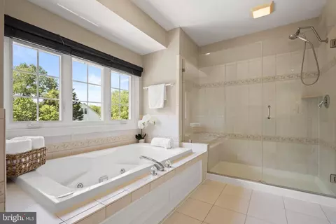 Bath - 12923 Champlain Dr, Manassas, VA 20112 photo 3 of 15