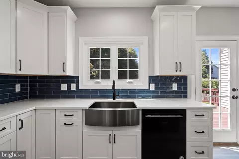 Kitchen - 12923 Champlain Dr, Manassas, VA 20112 photo 9 of 15