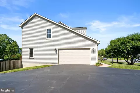 Exterior - 12923 Champlain Dr, Manassas, VA 20112 photo 10 of 34