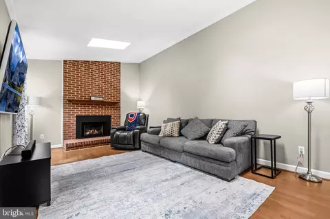 Living - 3660 Thomasson Crossing Dr, Triangle, VA 22172 photo 3 of 4