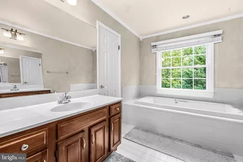 Bath - 3660 Thomasson Crossing Dr, Triangle, VA 22172 photo 2 of 7