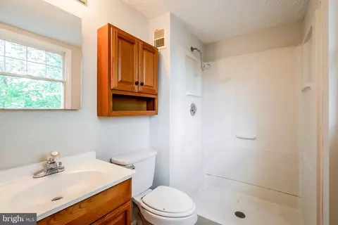 Bath - 9908 Rickover Ct, Manassas, VA 20109 photo 2 of 2