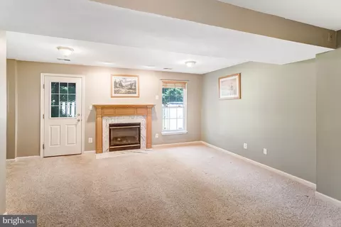 Living - 7030 Rogue Forest Ln, Gainesville, VA 20155 photo 5 of 8