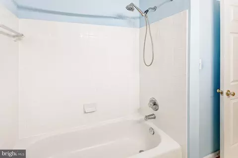 Bath - 7030 Rogue Forest Ln, Gainesville, VA 20155 photo 5 of 6