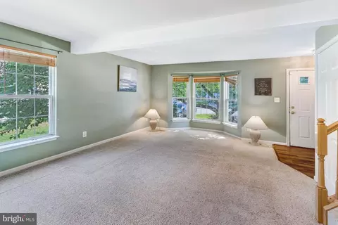 Living - 7030 Rogue Forest Ln, Gainesville, VA 20155 photo 2 of 8
