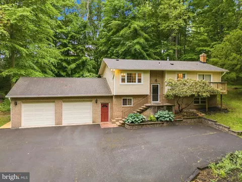 8016 Lake Dr, Manassas, VA 20111