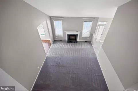 Living - 6901 Saddle Run Way, Gainesville, VA 20155 photo 2 of 6