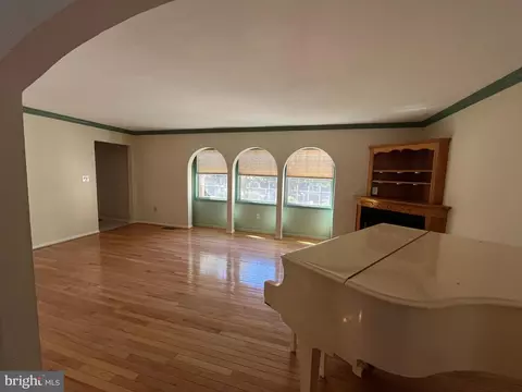 Living - 3203 Riverview Dr, Triangle, VA 22172 photo 2 of 14