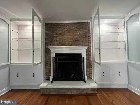 Living - 3203 Riverview Dr, Triangle, VA 22172 photo 6 of 14
