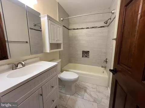 Bath - 3203 Riverview Dr, Triangle, VA 22172 photo 4 of 6
