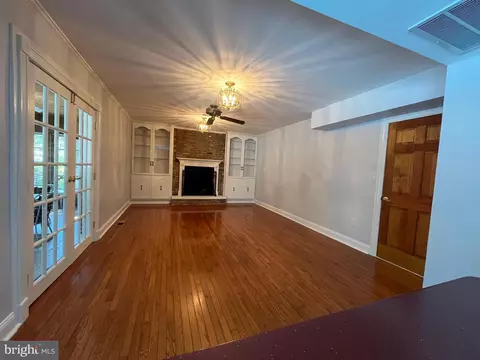Living - 3203 Riverview Dr, Triangle, VA 22172 photo 4 of 14