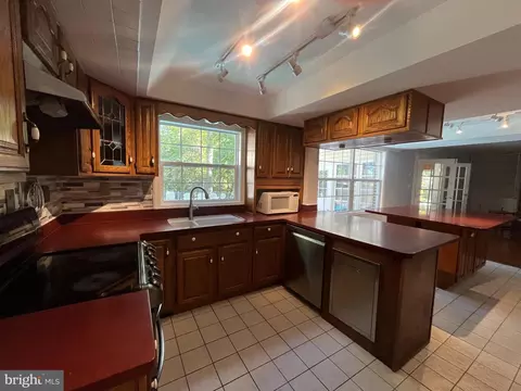 Kitchen - 3203 Riverview Dr, Triangle, VA 22172 photo 3 of 4