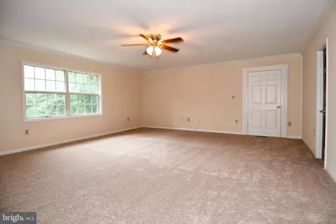 Living - 3203 Riverview Dr, Triangle, VA 22172 photo 7 of 14