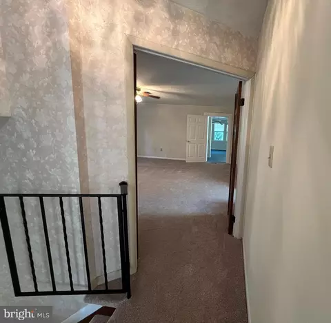Entry Way - 3203 Riverview Dr, Triangle, VA 22172 photo 3 of 10