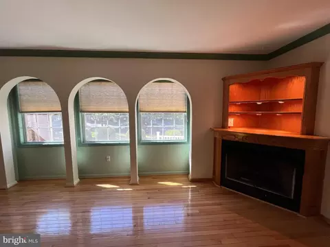 Living - 3203 Riverview Dr, Triangle, VA 22172 photo 3 of 14